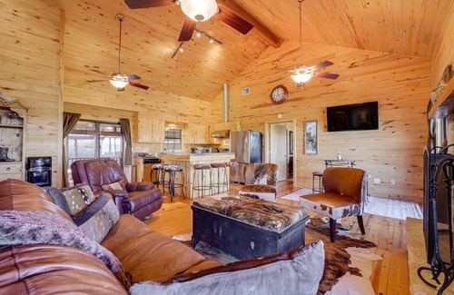 Concan Cabina | Hilltop Concan Cabin w/ Garner State Park Views!