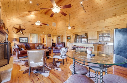 Concan Cabina | Hilltop Concan Cabin w/ Garner State Park Views!
