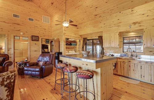 Concan Cabina | Hilltop Concan Cabin w/ Garner State Park Views!