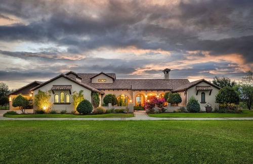 Parker County Casa | Hilltop Estate in Aledo with Pool, Hot Tub, Outdoor Kitchen & 100-Acre Views