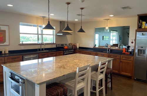 Bleiblerville Casa | Hilltop Getaway with Awesome Views