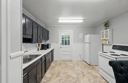 Winston - Salem Casa | Hilltop Haven - 2 bed, 1 bath, separate office