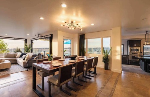 University Heights Casa | Hilltop Haven with Infinity Pool