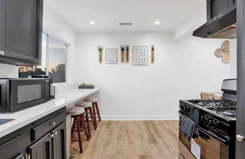 Los Angeles Casa | Hilltop Heart of LA w/ EV Charger