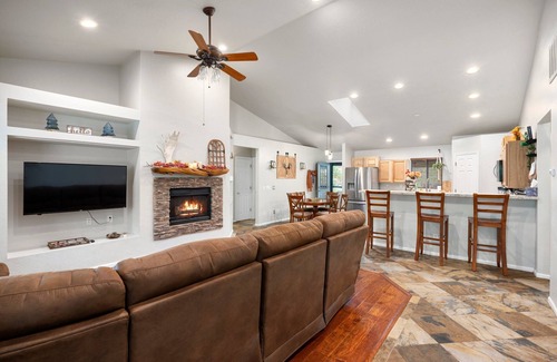 Pinetop-Lakeside Cabina | Hilltop Hideaway: Pine Paradise, Spacious Deck, Walk to Rainbow Lake