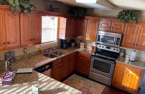 Grand Saline Casa | Hilltop Hideaway -1500+ sq/ft home - views of private lake on 42 beautiful acres