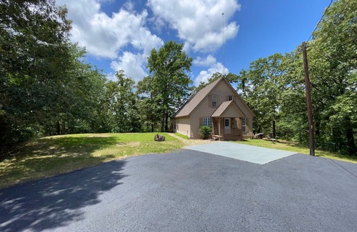 Grand Saline Casa | Hilltop Hideaway -1500+ sq/ft home - views of private lake on 42 beautiful acres