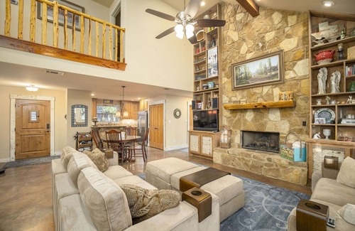 Wimberley Casa | Hilltop Hideaway- ¡14 acres pintorescos! Incluye encantador 'Bunkhouse' y capacidad para 12!