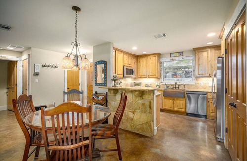 Wimberley Casa | Hilltop Hideaway- ¡14 acres pintorescos! Incluye encantador 'Bunkhouse' y capacidad para 12!