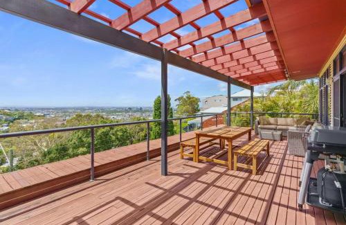 Merewether Casa | Hilltop Hideaway Family Escape