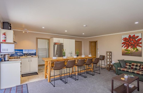 Hilltop Casa | Hilltop Hideaway - Taupo Holiday Home