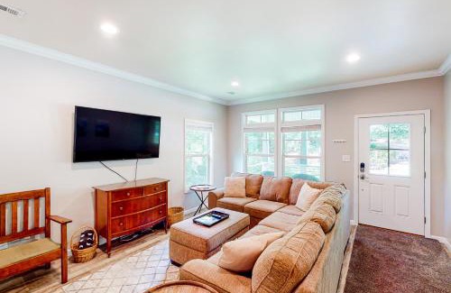 Woodfin Casa | Hilltop Hideaway