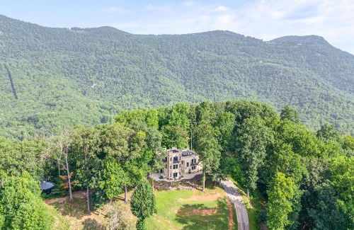 Lynn Casa | Hilltop Home with Hot Tub and Views Blue Ridge Mtn