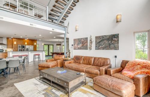 Lynn Casa | Hilltop Home with Hot Tub and Views Blue Ridge Mtn