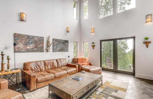 Lynn Casa | Hilltop Home with Hot Tub and Views Blue Ridge Mtn