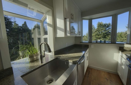 Langlois Casa | Hilltop Lake View with Nature all around
