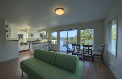 Langlois Casa | Hilltop Lake View with Nature all around