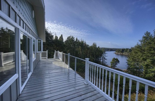 Langlois Casa | Hilltop Lake View with Nature all around