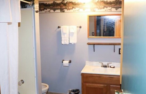International Falls Cabina | Hilltop Lodge Standard Double - Room 109