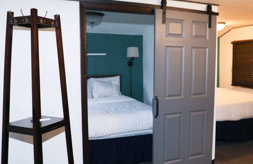 International Falls Cabina | Hilltop Lodge Standard Double - Room 109