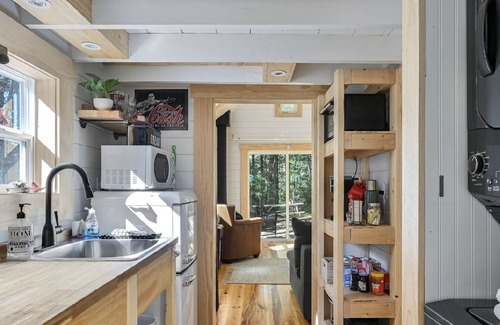 West Side Historic District Cabaña | Hilltop Nest:Cozy 1BR Cottage Near Downtown Hendersonville