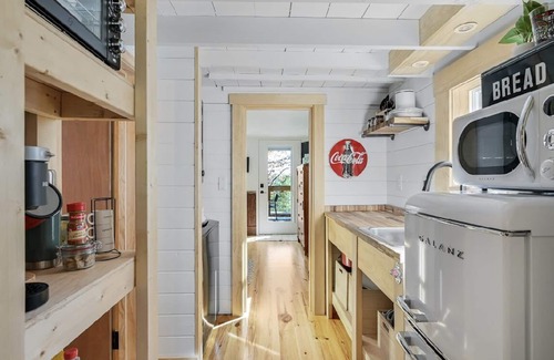 West Side Historic District Cabaña | Hilltop Nest:Cozy 1BR Cottage Near Downtown Hendersonville