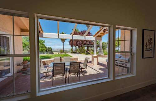 Templeton Casa | Hilltop Oasis