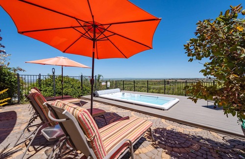 Paso Robles Casa | Hilltop Vineyard Estate with 360 Views, Hot Tub & Pool!