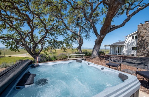Paso Robles Casa | Hilltop Vineyard Estate with 360 Views, Hot Tub & Pool!