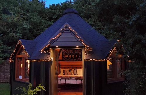 Rickmansworth Cabina | Hilly Hideaway — Unique Countryside Retreat with Hot Tub & firepit