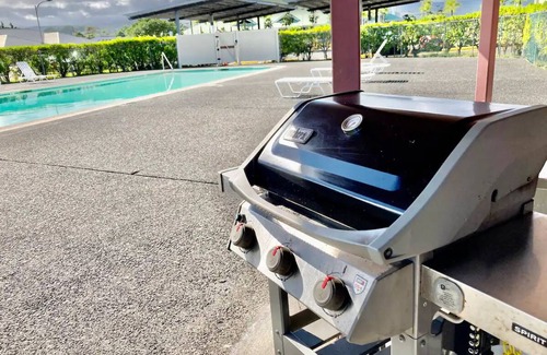 Hilo Condominio | Hilo's Finest 2 bd Condo - Pool, A/C, Views!