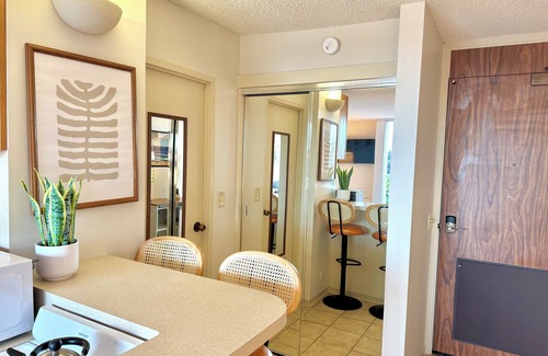 Hilo Apartamento | Hilo Studio Retreat with Gorgeous Park View, AC, WiFi, Pool