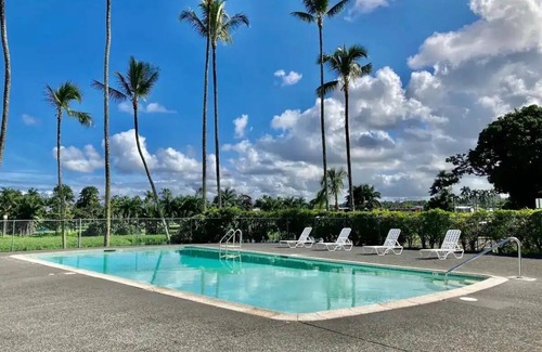Hilo Apartamento | Hilo Studio Retreat with Gorgeous Park View, AC, WiFi, Pool