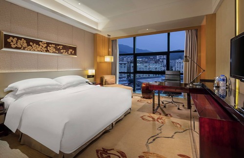 Baiyun Hotel | Hilton Guangzhou Baiyun - Free Shuttle and Phase 1 Registration Service Available for Canton Fair Period, Close to Luhu Golf Club & Leather Market