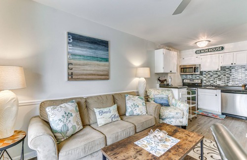 North Forest Beach Condominio | Hilton Head Island Condo w/ Coligny Beach Access!