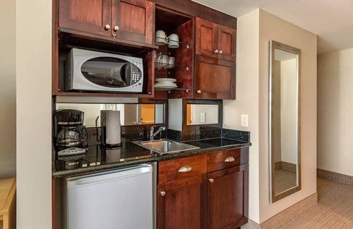 Northeast Virginia Beach Complejo | Hilton Ocean Beach Club Resort 2BR with both Oceanfront & Oceanview Balconies!