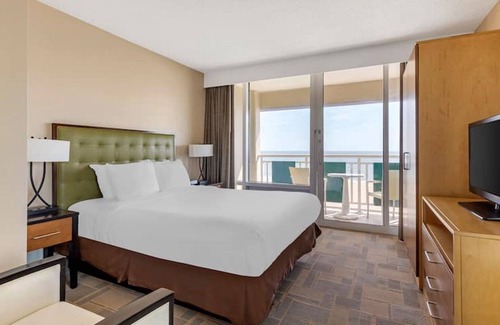 Northeast Virginia Beach Complejo | Hilton Ocean Beach Club Resort 2BR with both Oceanfront & Oceanview Balconies!