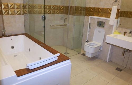 Gulberg Hotel | Hilton Suites