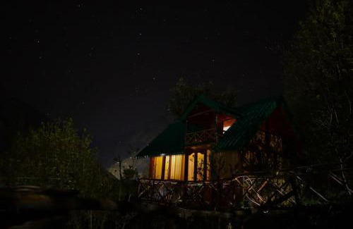 Banjar Chalet De Esquí | Himalayan Abode Tree House