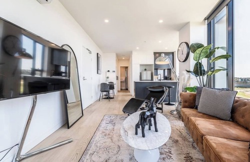 Footscray Apartamento | Hip Condo on Maribyrnong River ~ Cityscape Views!
