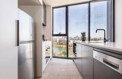 Footscray Apartamento | Hip Condo on Maribyrnong River ~ Cityscape Views!