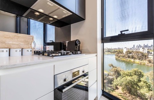 Footscray Apartamento | Hip Condo on Maribyrnong River ~ Cityscape Views!
