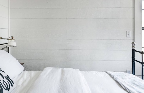 Cleveland Park Cabaña | Hip, Cozy Cottage with a Fire Pit in Cleveland Park