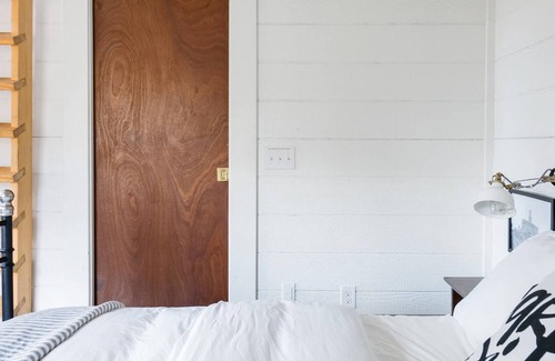 Cleveland Park Cabaña | Hip, Cozy Cottage with a Fire Pit in Cleveland Park