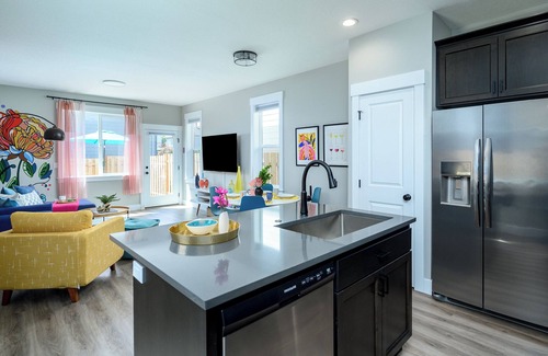 Carlton Casa | Hip-Downtown Carlton Townhouse #2, Steps to Tasting, Hot-Tub, BBQ, Dog-Friendly