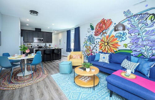 Carlton Casa | Hip-Downtown Carlton Townhouse #2, Steps to Tasting, Hot-Tub, BBQ, Dog-Friendly