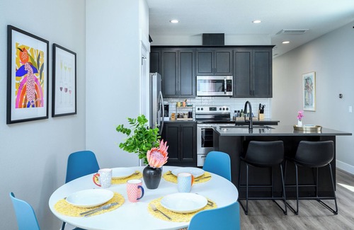 Carlton Casa | Hip-Downtown Carlton Townhouse #2, Steps to Tasting, Hot-Tub, BBQ, Dog-Friendly