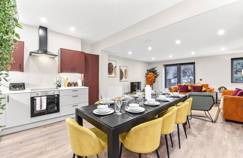 Harrow Casa | Hip & Happening: 4BR Urban Gem for Large Groups
