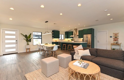 Riverside Casa | ✫Hip Haven - HUGE POOL 1 Mi from SoCo & Downtown✫