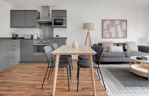 Islington Apartamento | Hip Islington 2BR w/ Day Porter & Balcony, nr Kings Cross, by Blueground
